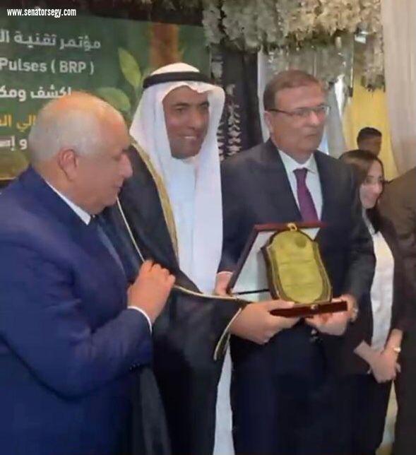 خلال مؤتمر في محافظة البحيرة بحضور 3 محافظين.. وزير الزراعة يُكرم الخبير الزراعي السعودي خالد العبيد 