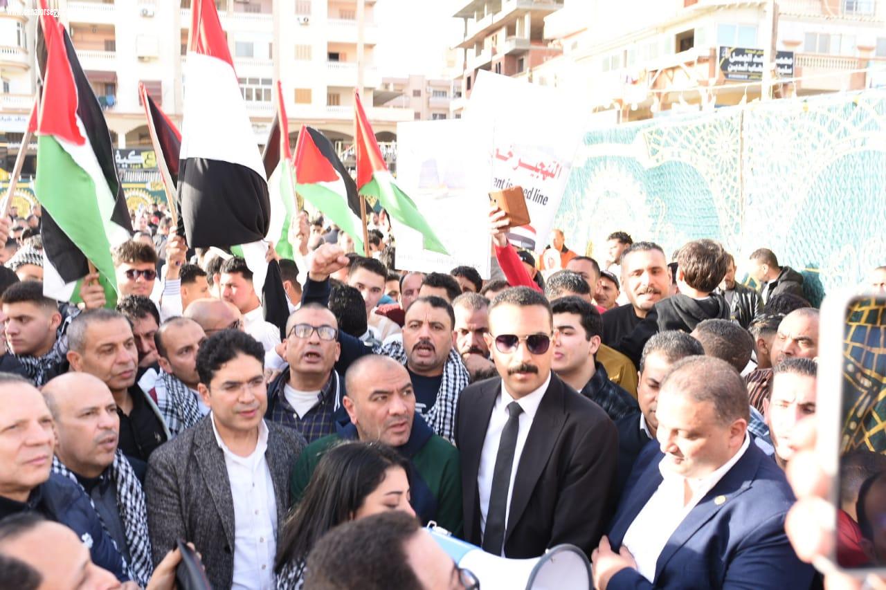 قيادات وأعضاء حزب مستقبل وطن بدمياط يؤدون صلاة عيد الفطر ويحتشدون وسط آلاف الآهالي بلافتات كلنا معاك ياريس عيدنا فلسطيني لا للتجهير دعما للقضية الفلسطينية
