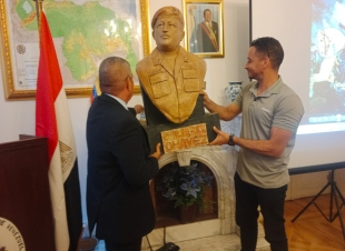 أحمد رضا يهدي السفارة الفنزويلية تمثالاً للراحل هوجو تشافيز.. وبارينتوس: فخور بفنان مصري لم يرَ فنزويلا ونجح في تجسيد قادتها