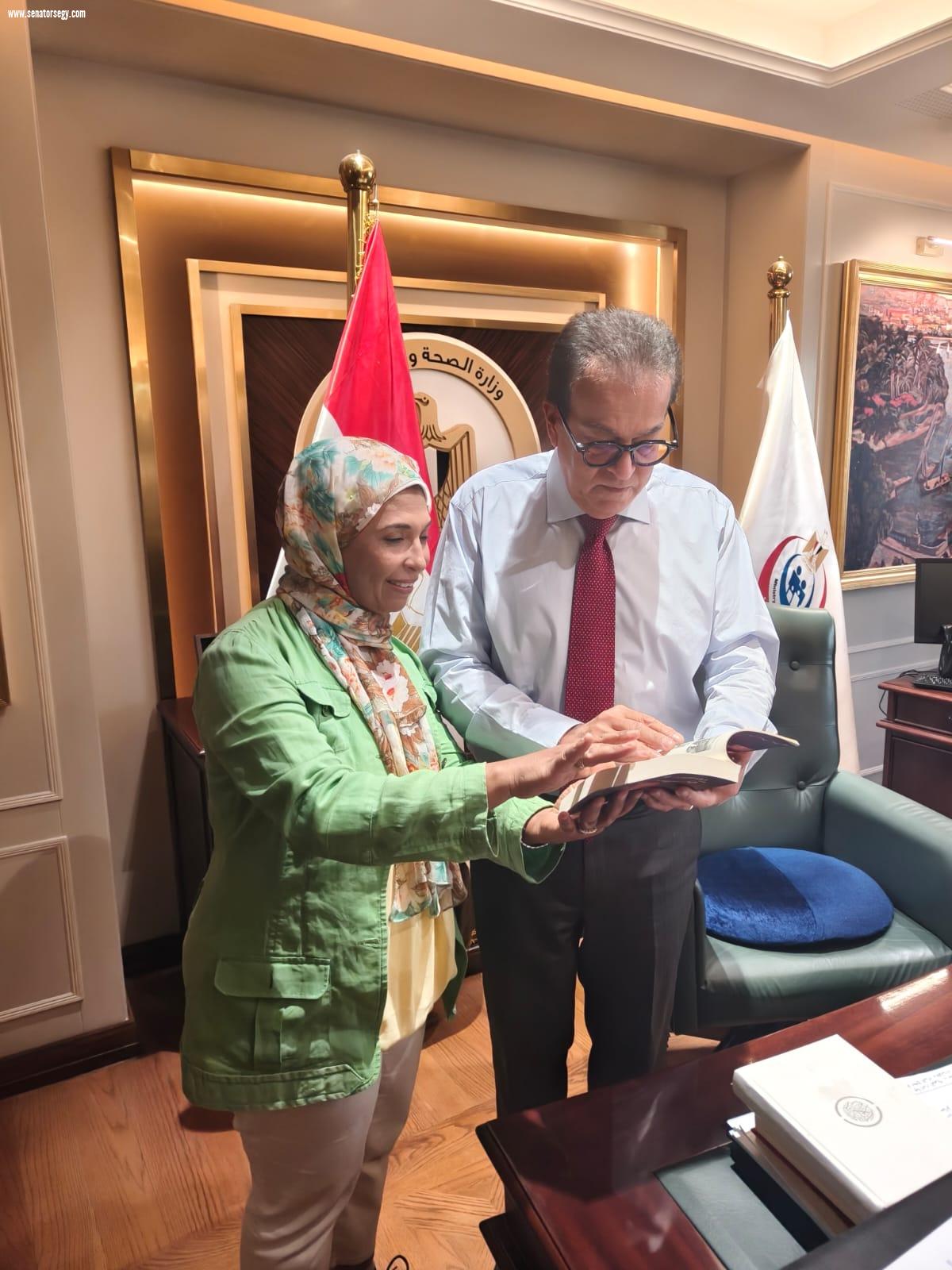 وزير الصحة يشيد بكتاب 
