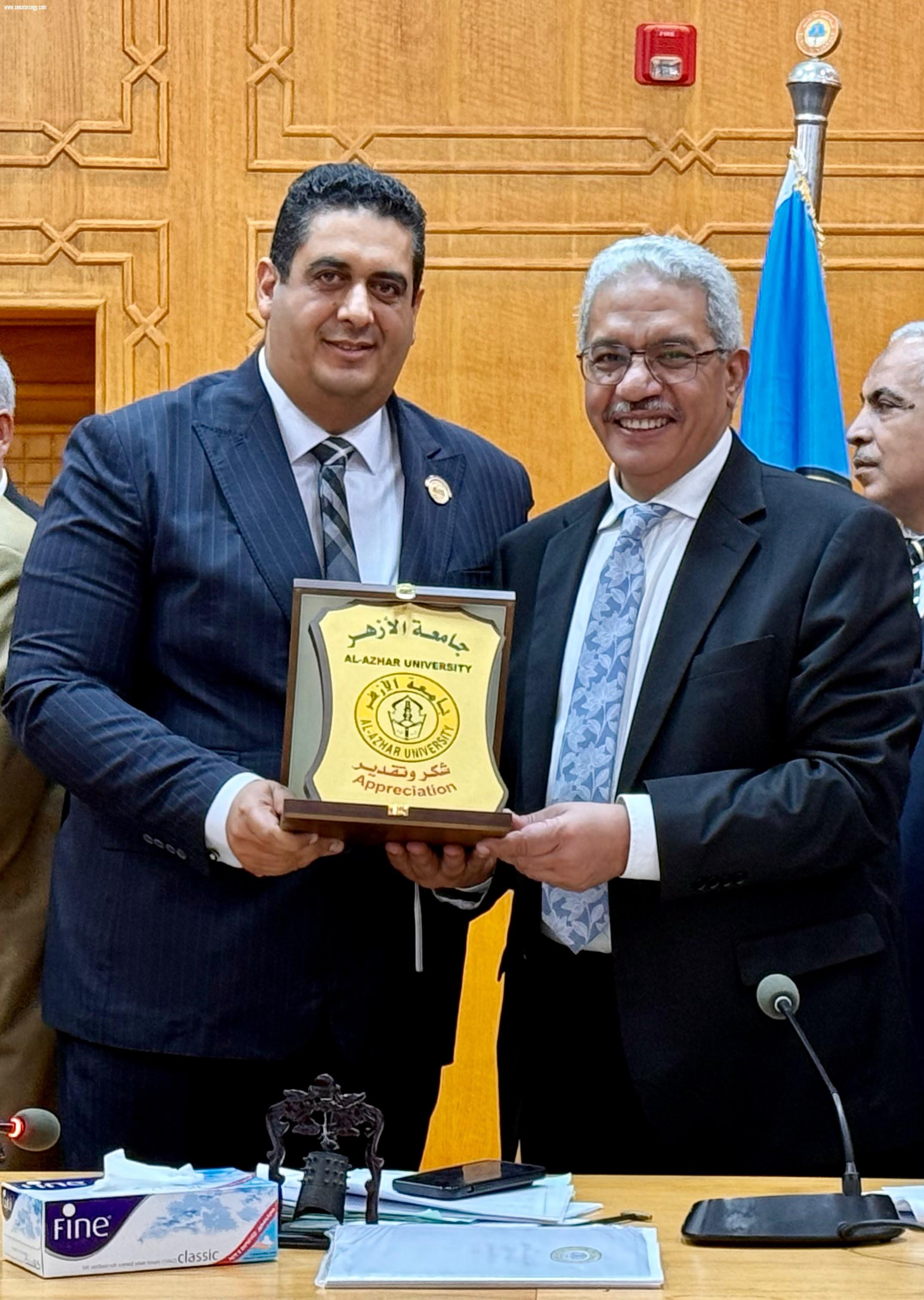 رئيس جامعة الأزهر يكرم النائب وليد التمامي .. اعتزبعضوية مجلس أمناء الجامعة فرع دمياط وهذا التكريم وسام علي صدري