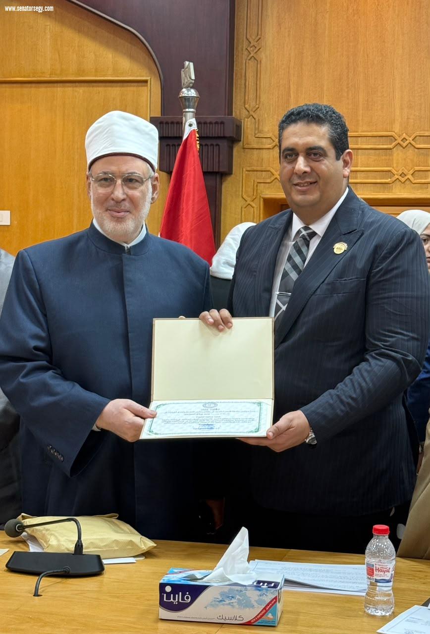 رئيس جامعة الأزهر يكرم النائب وليد التمامي .. اعتزبعضوية مجلس أمناء الجامعة فرع دمياط وهذا التكريم وسام علي صدري