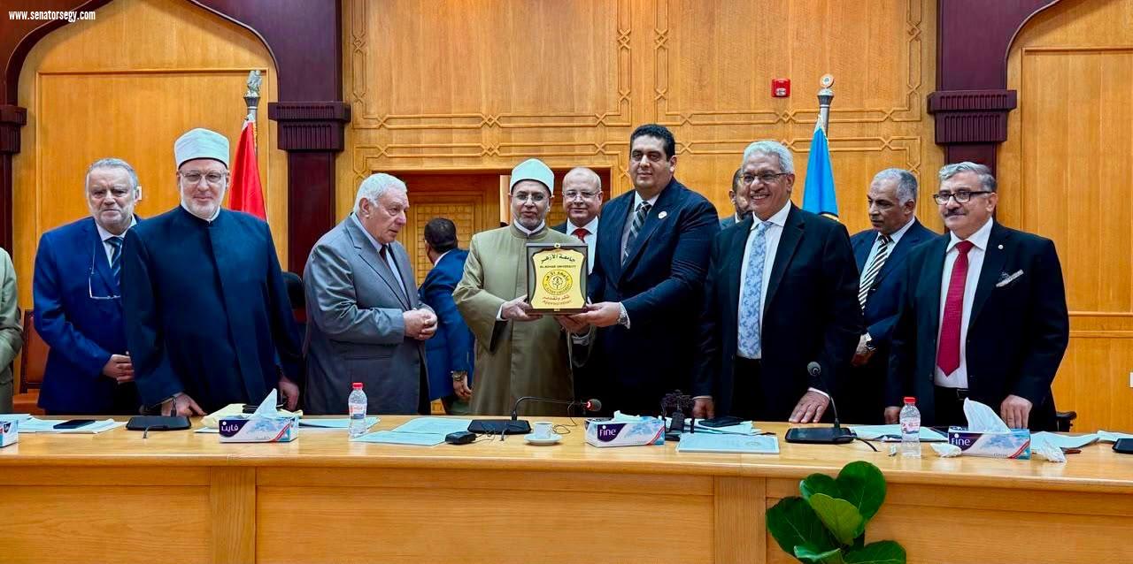 رئيس جامعة الأزهر يكرم النائب وليد التمامي .. اعتزبعضوية مجلس أمناء الجامعة فرع دمياط وهذا التكريم وسام علي صدري