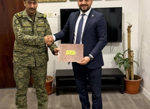 تكريم أحمد نبيل طايل من إدارة الوافدين بالمنطقة الشرقية لتفانيه في خدمة أبناء الجالية المصرية