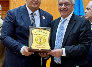 رئيس جامعة الأزهر يكرم النائب وليد التمامي .. اعتزبعضوية مجلس أمناء الجامعة فرع دمياط وهذا التكريم وسام علي صدري